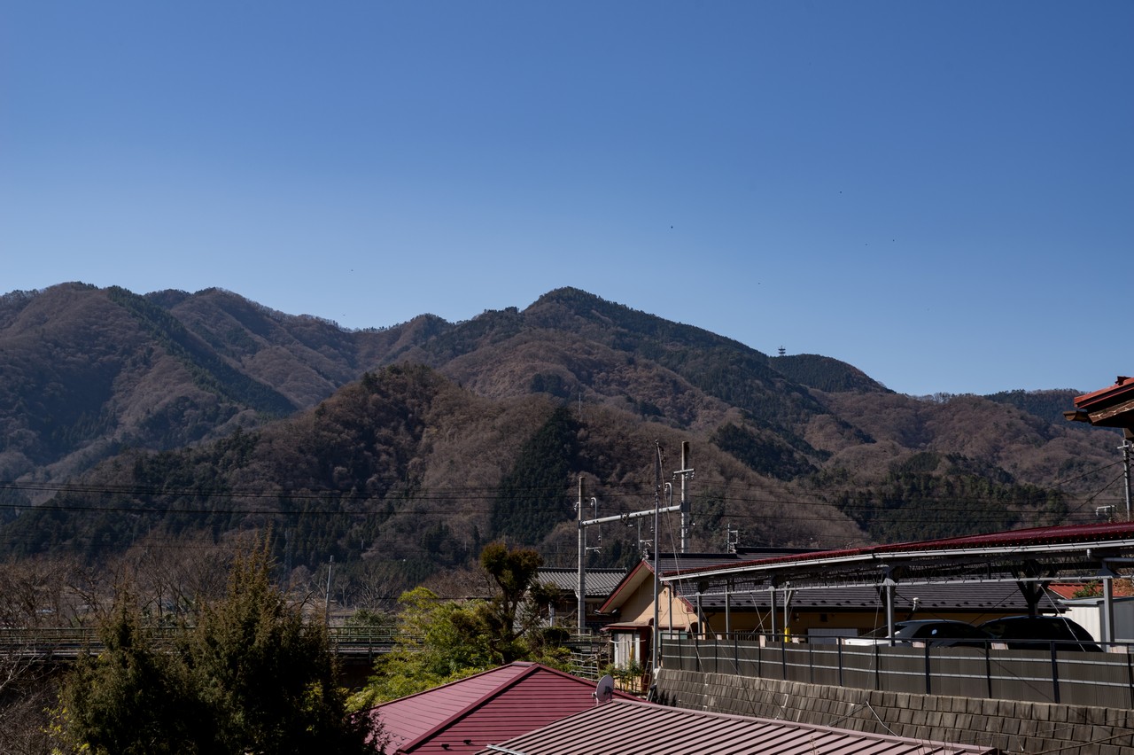 鳥沢駅付近から見た高畑山