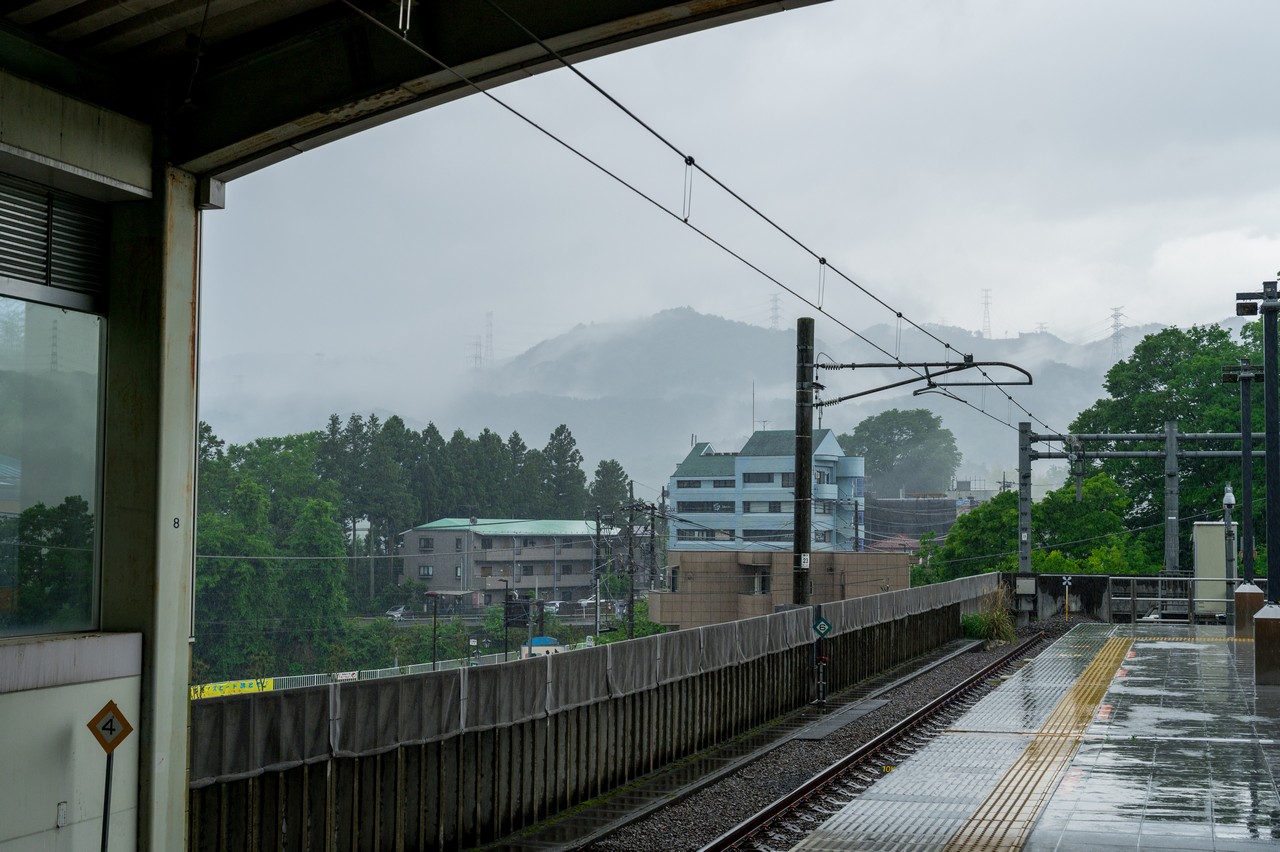 雨が降りしきる武蔵五日市駅