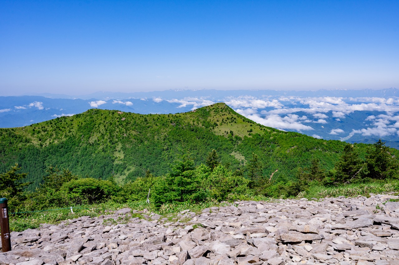 湯ノ丸山から見た烏帽子岳