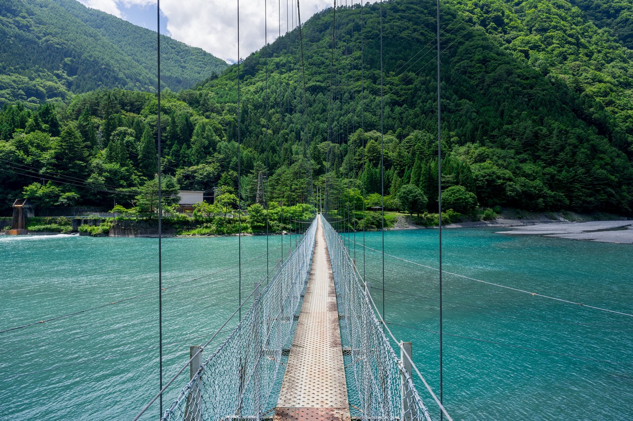 奈良田湖の吊り橋