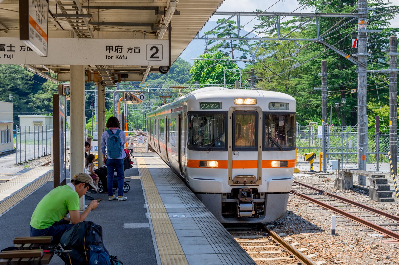 下部温泉駅に入線する甲府行きの普通列車