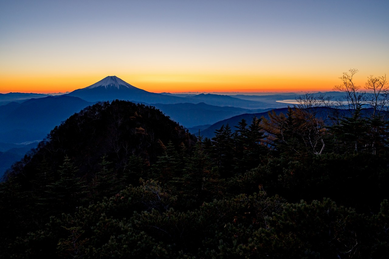 夜明け前の笊ヶ岳山頂
