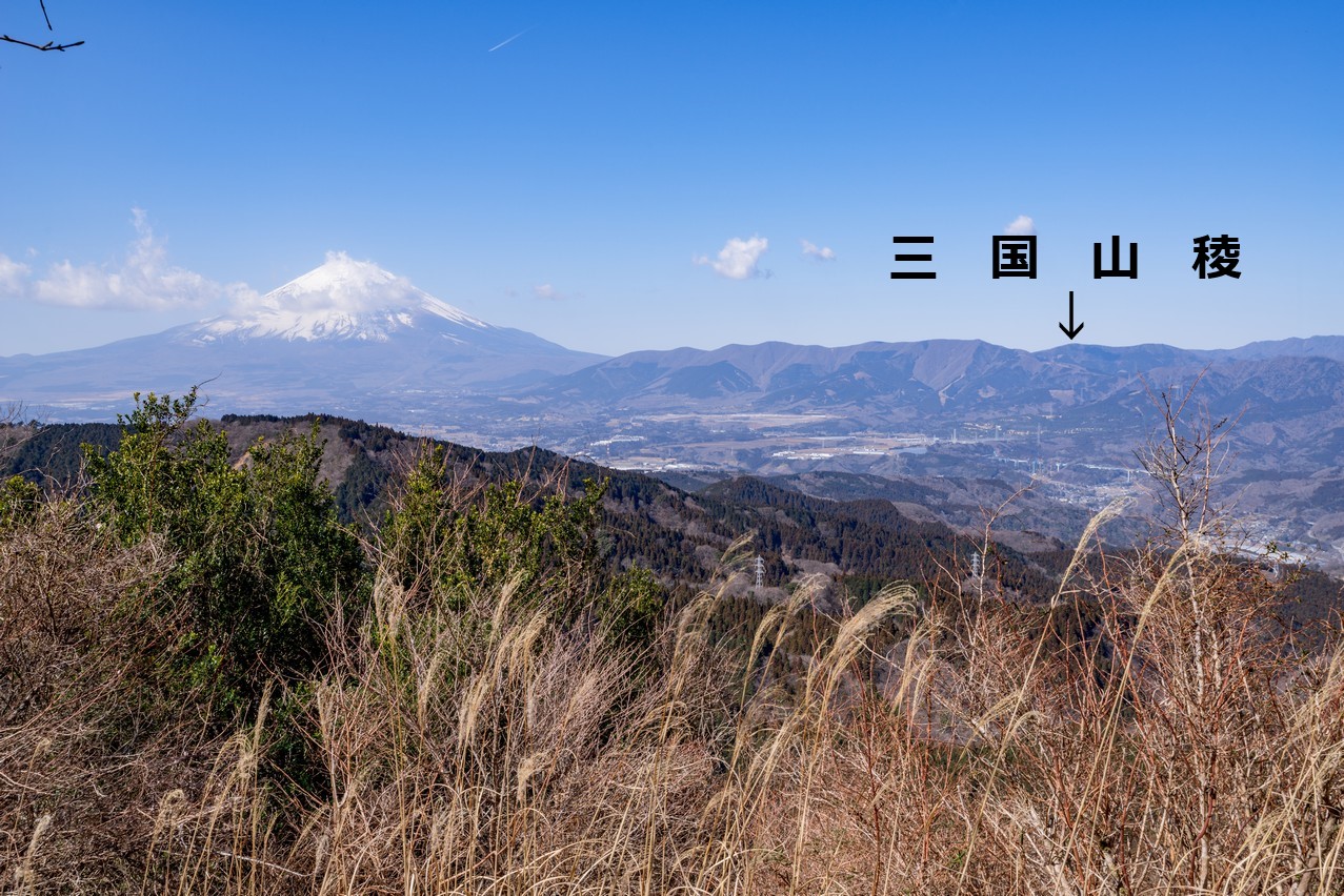 矢倉岳から見た三国山稜