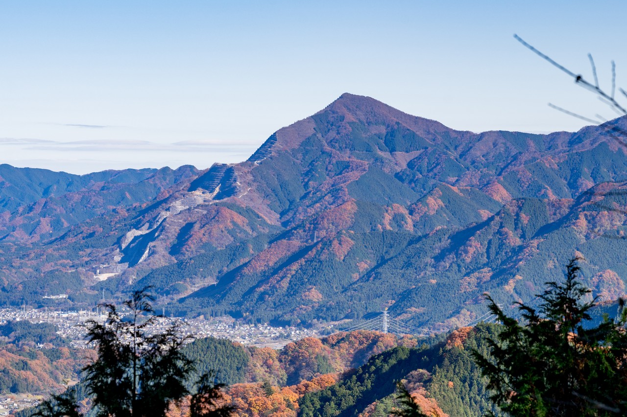 秩父御岳山の反射板付近から見た武甲山