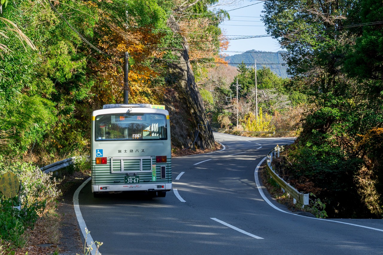 山梨県道３３号線を走る飯尾行きのバス
