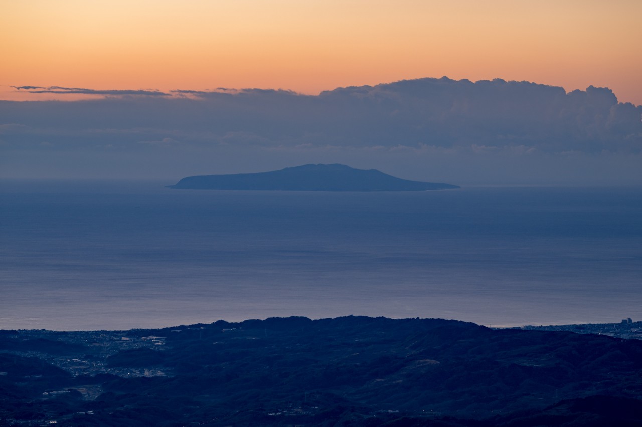 夜明け前の塔ノ岳から見た伊豆大島