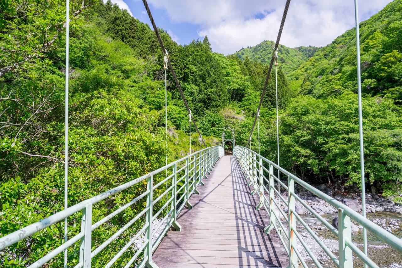 畦ヶ丸登山口の吊り橋