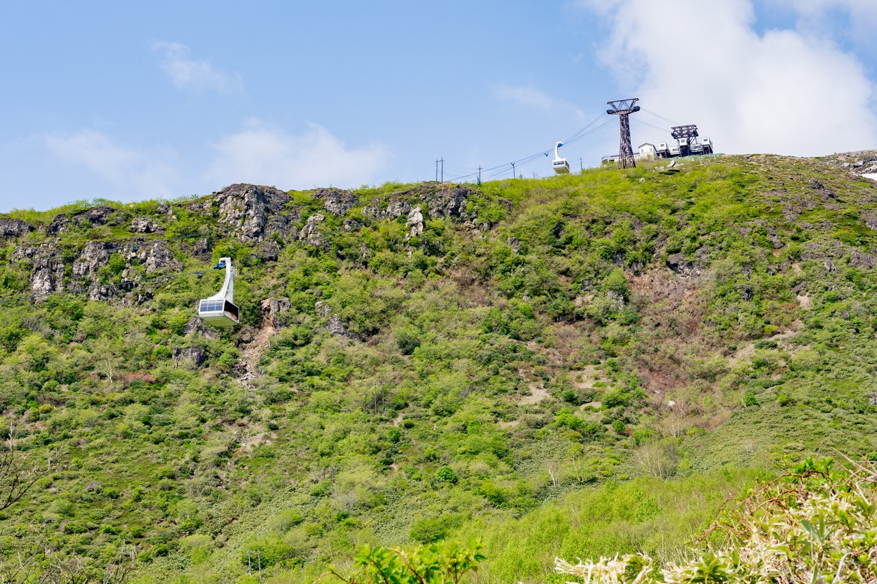 那須ロープウェイの索道とゴンドラ