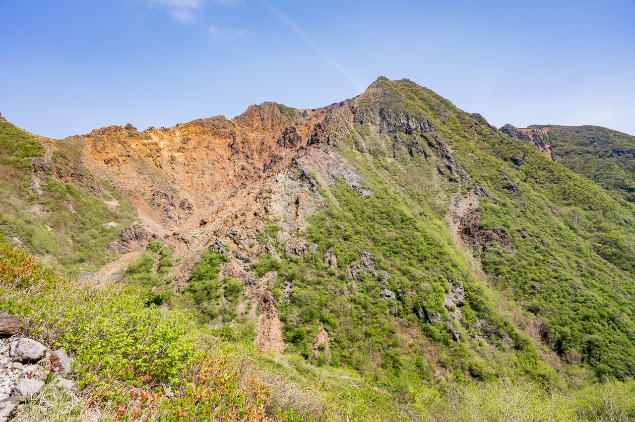 茶臼岳の登山道から見た朝日岳