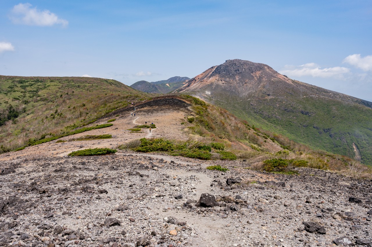 南月山から見た茶臼岳と日本平