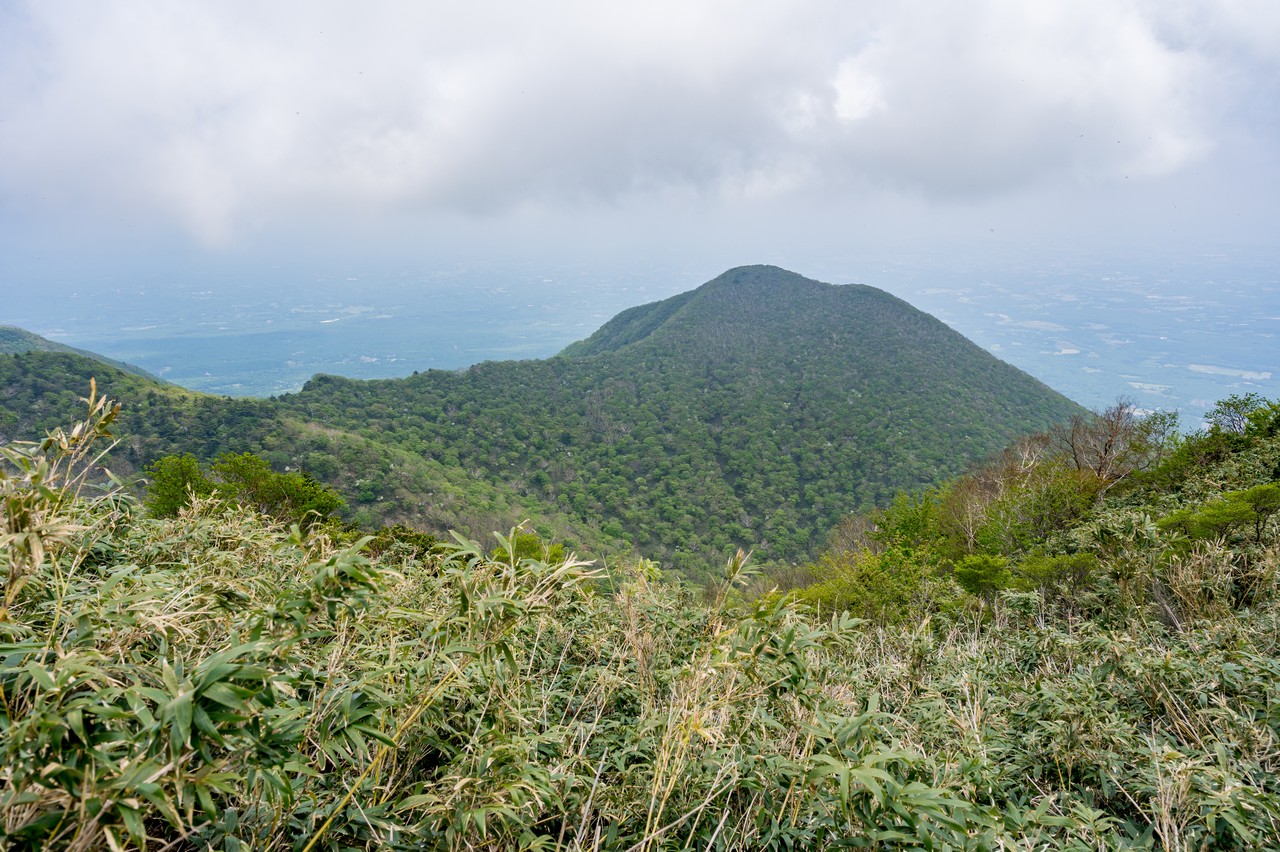 白笹山の近くから見た黒尾谷岳