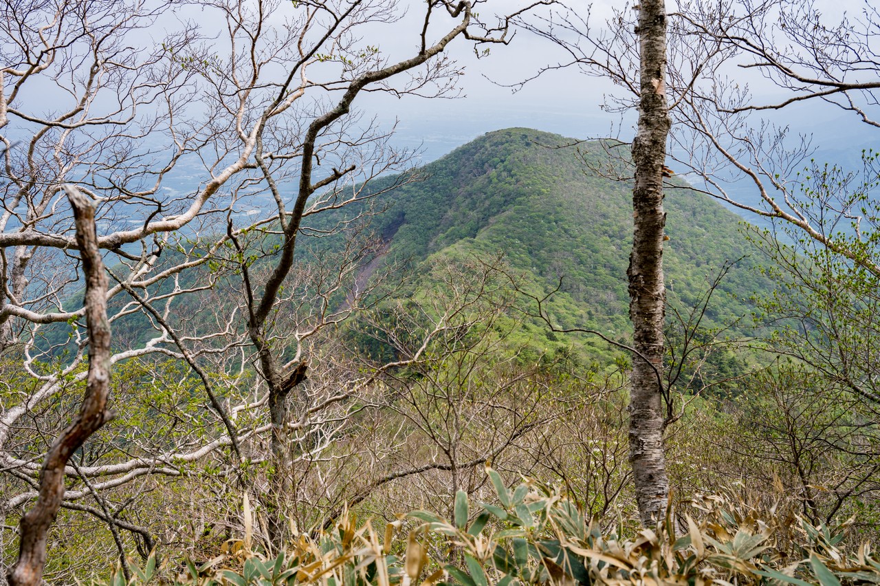 登山道上から見た黒尾谷岳