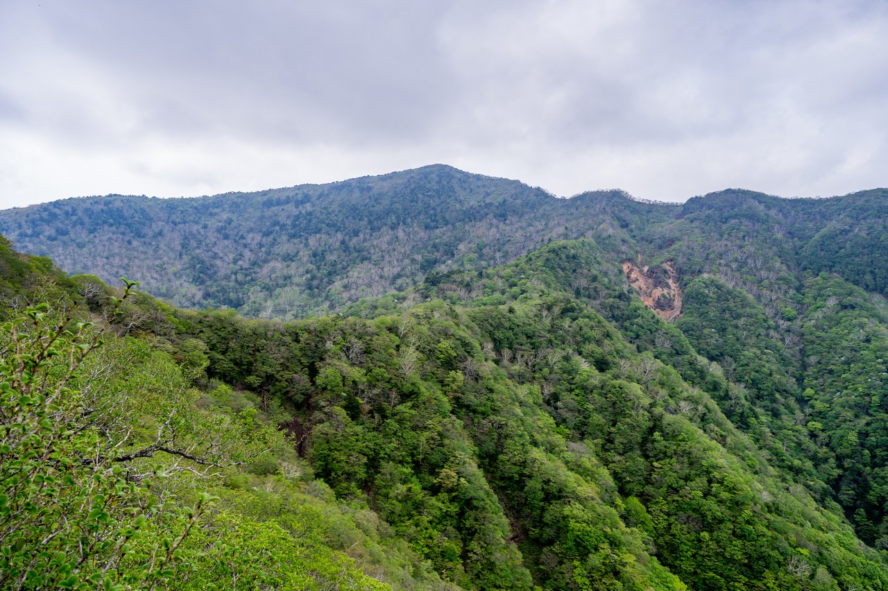 黒尾谷岳の大岩から見た南月山