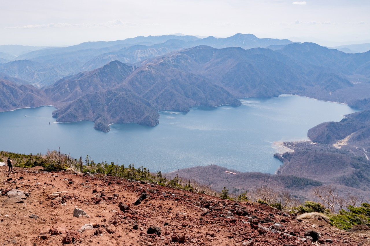 男体山の山頂から見た中禅寺湖