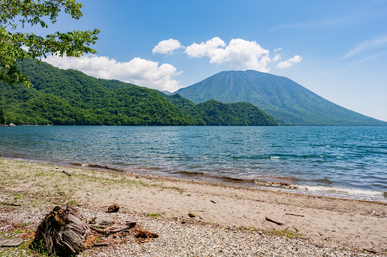 千手ヶ浜から見た男体山