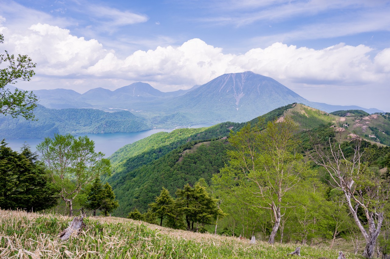 黒檜岳の稜線上から見た男体山と中禅寺湖