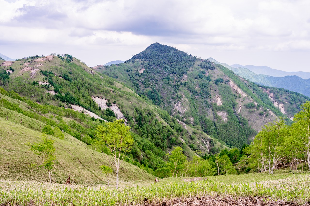 黒檜岳の稜線上から見た社山