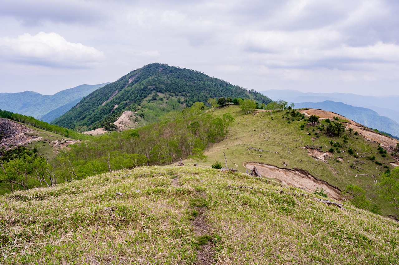 黒檜岳側の尾根上から見た社山