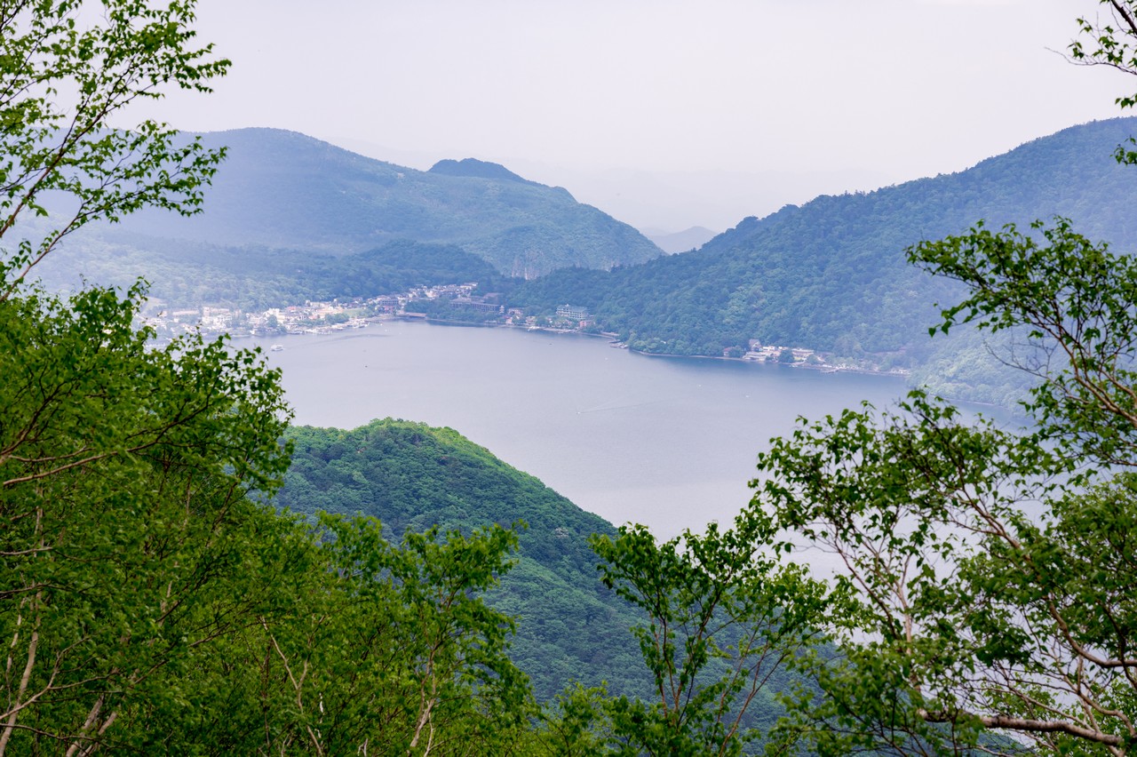 社山周辺の尾根上から見た中禅寺温泉