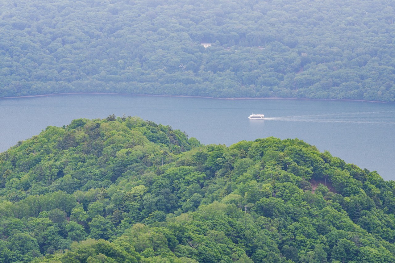 社山から見た中禅寺湖遊覧船