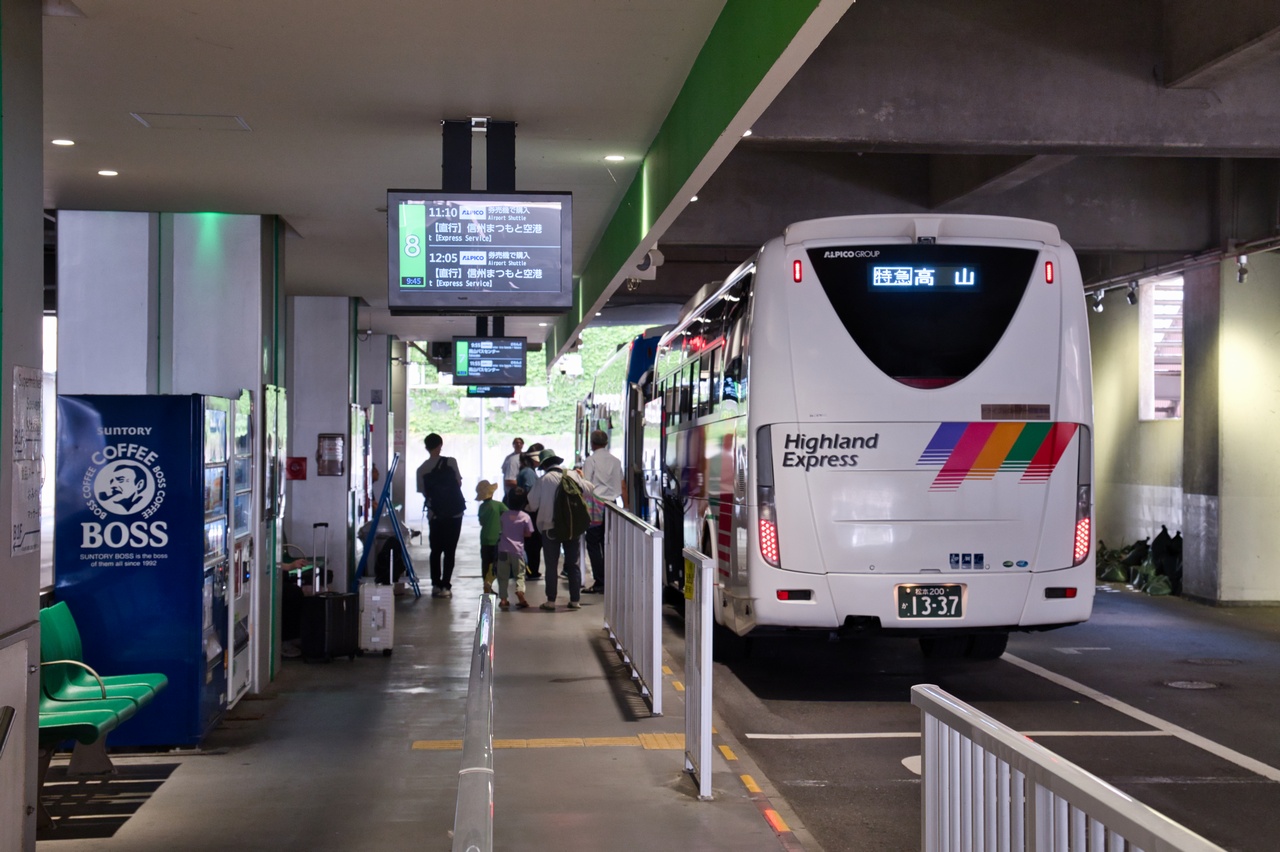 松本バスターミナルに停車中の高山行き急行バス