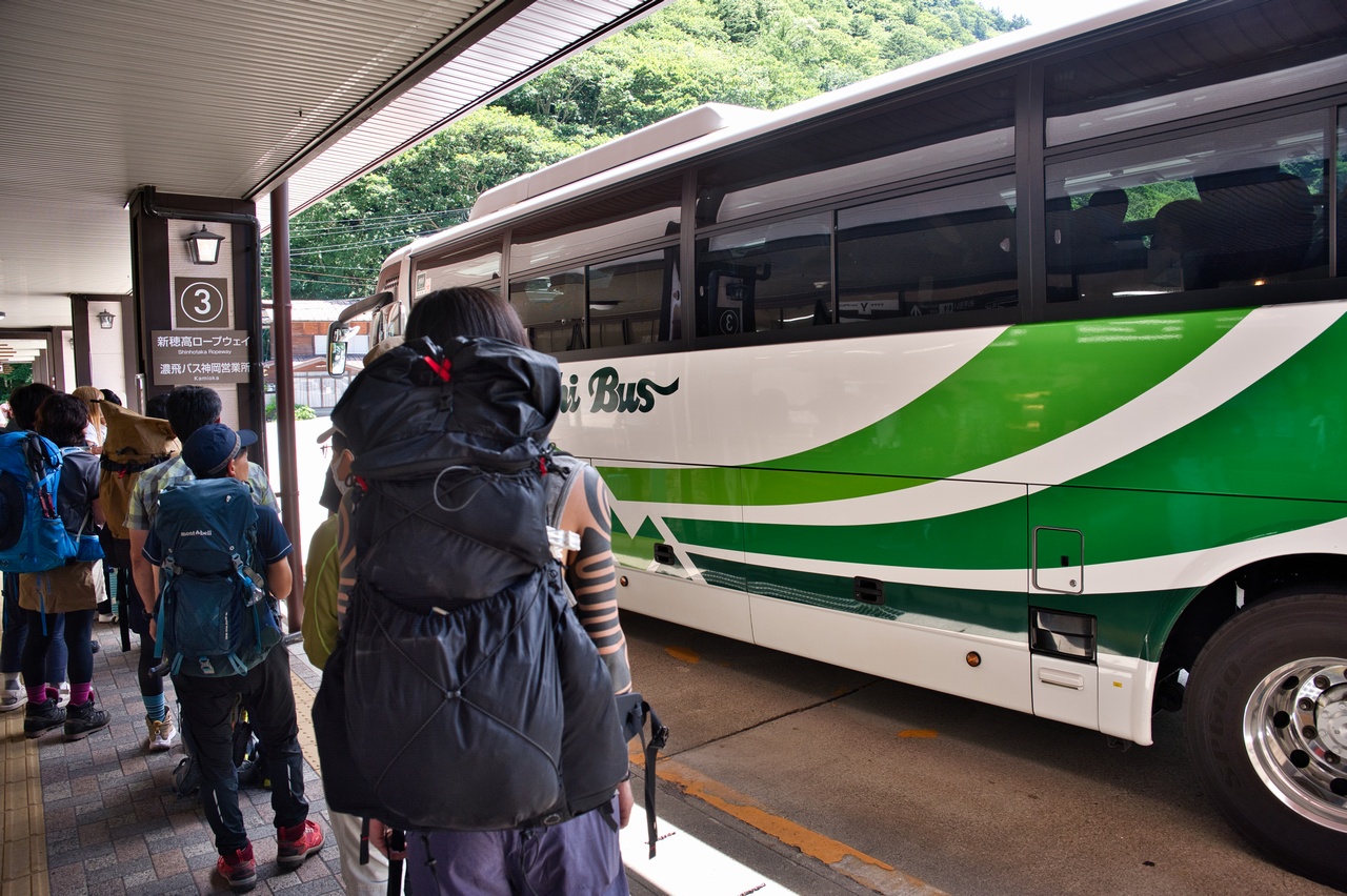 新穂高ロープウェイ行きのバス
