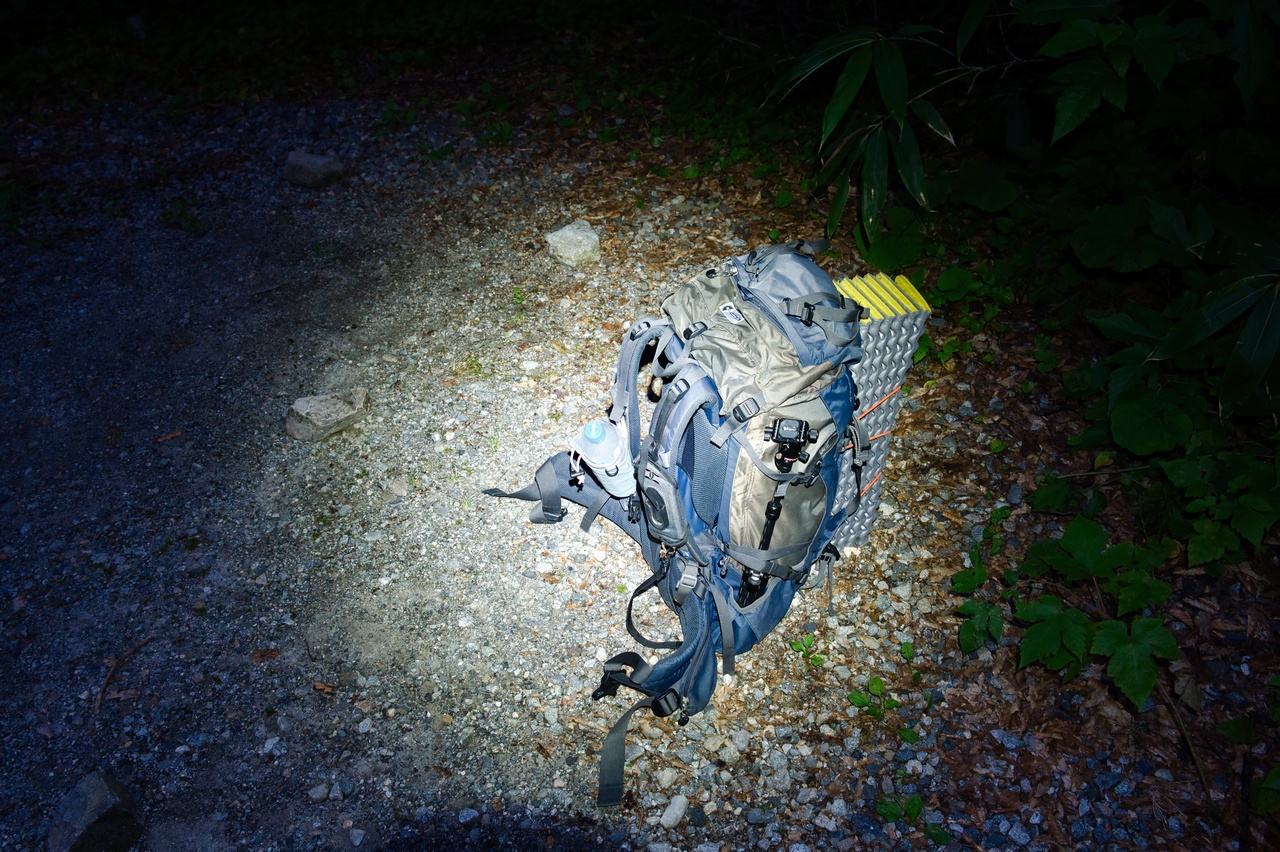 地面に置かれた登山用ザック