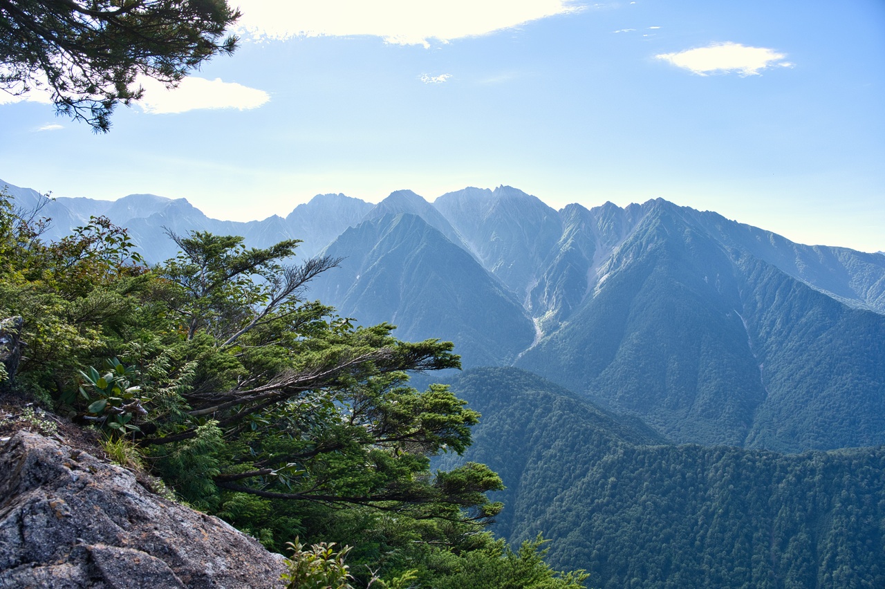 笠新道の標高2,100メートル地点から見た穂高連峰