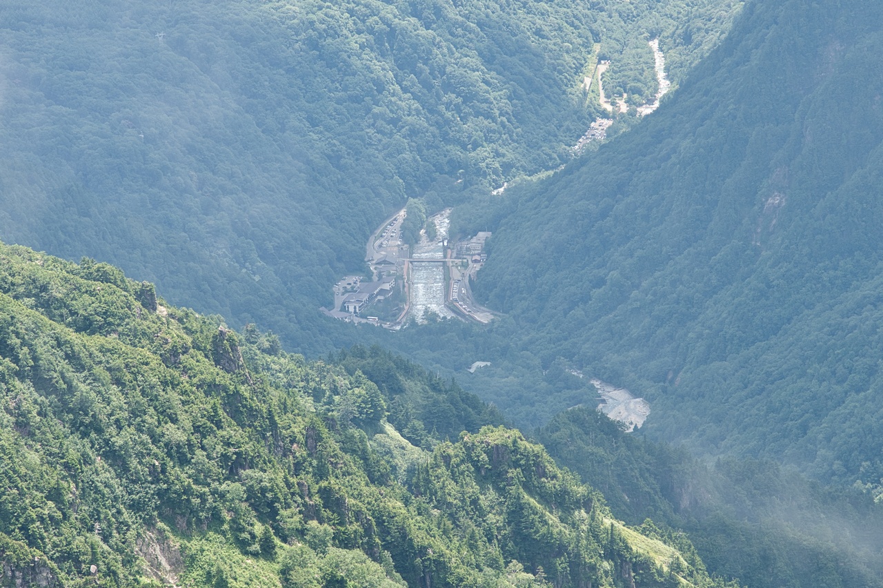笠ヶ岳の稜線上から見た新穂高温泉