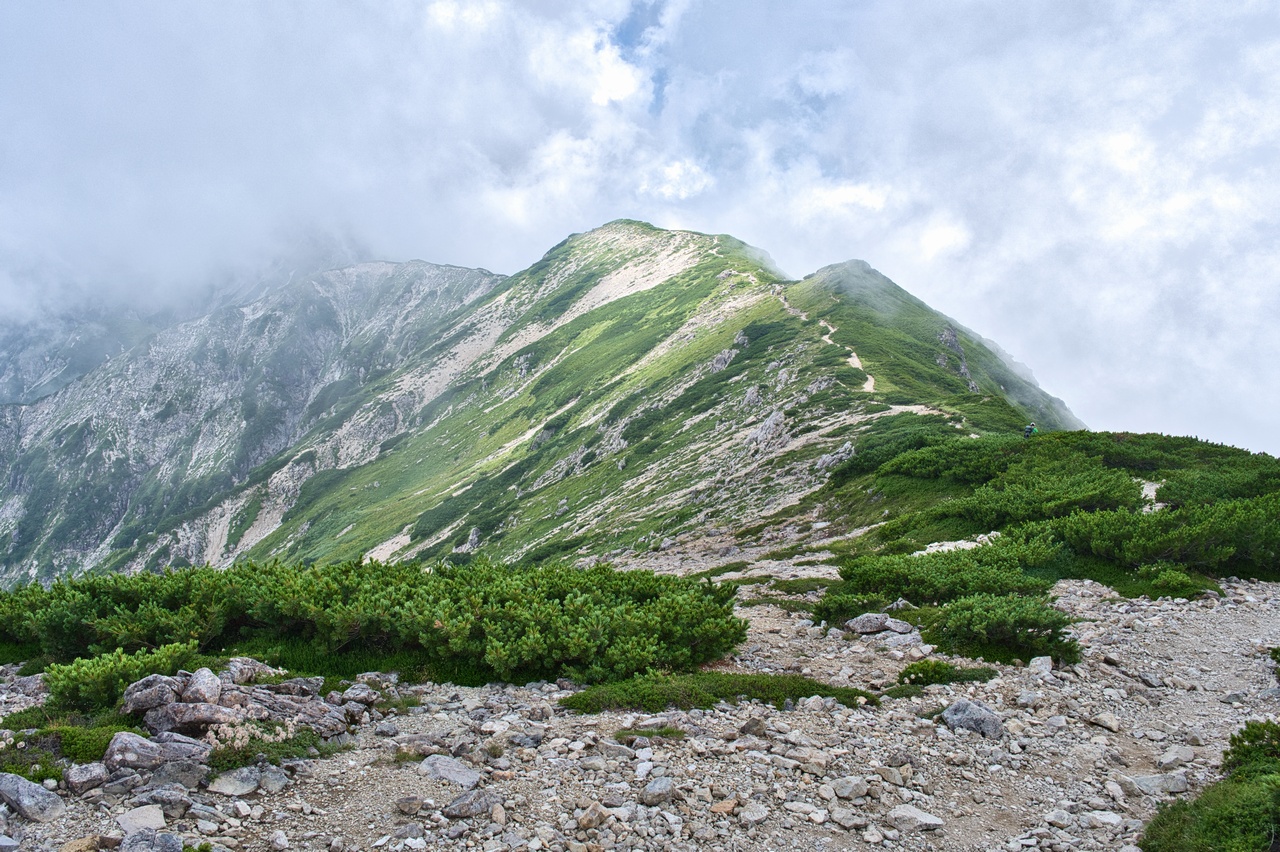 笠ヶ岳稜線上の登山道