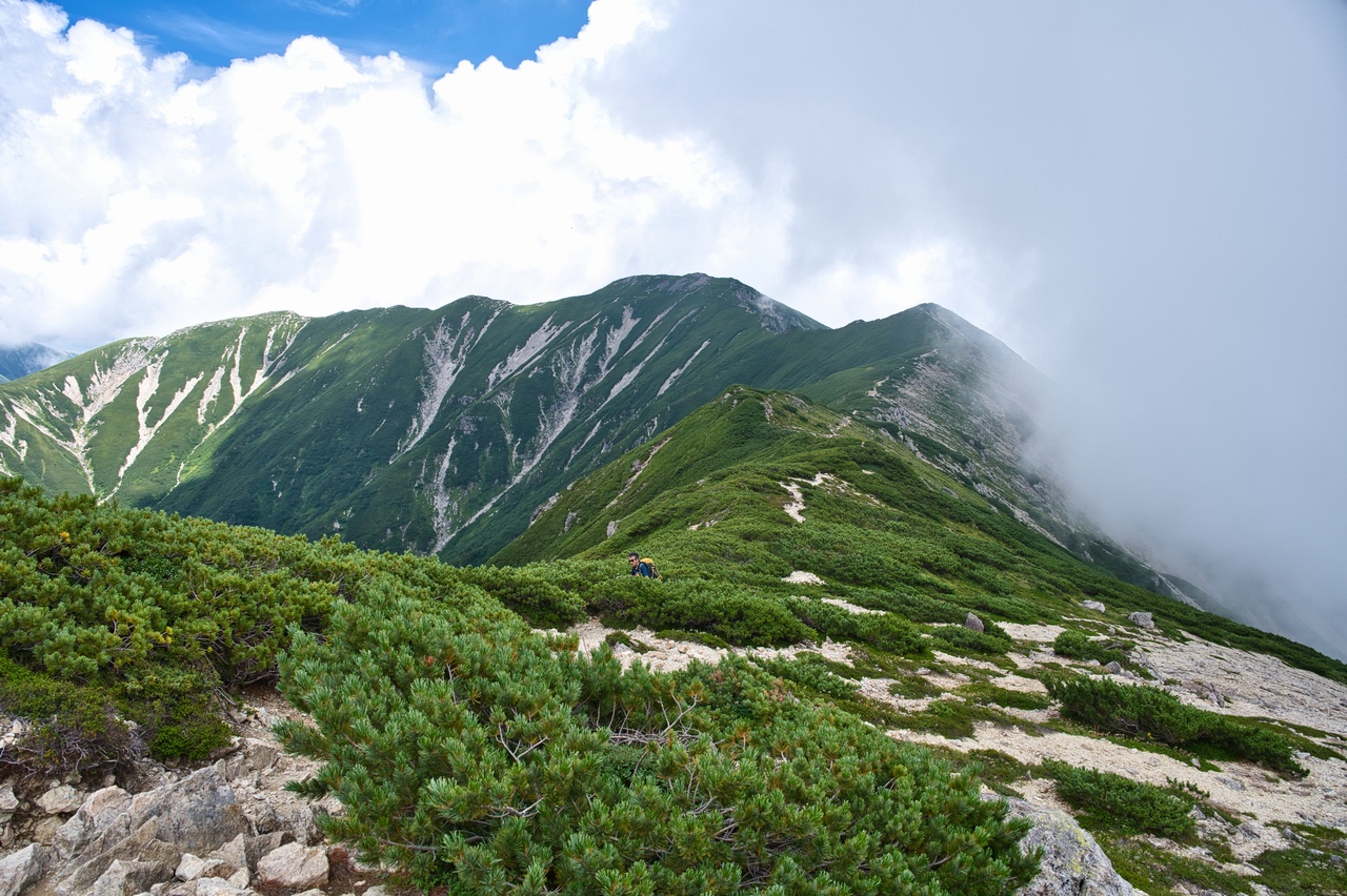笠ヶ岳の稜線上からみた抜戸岳