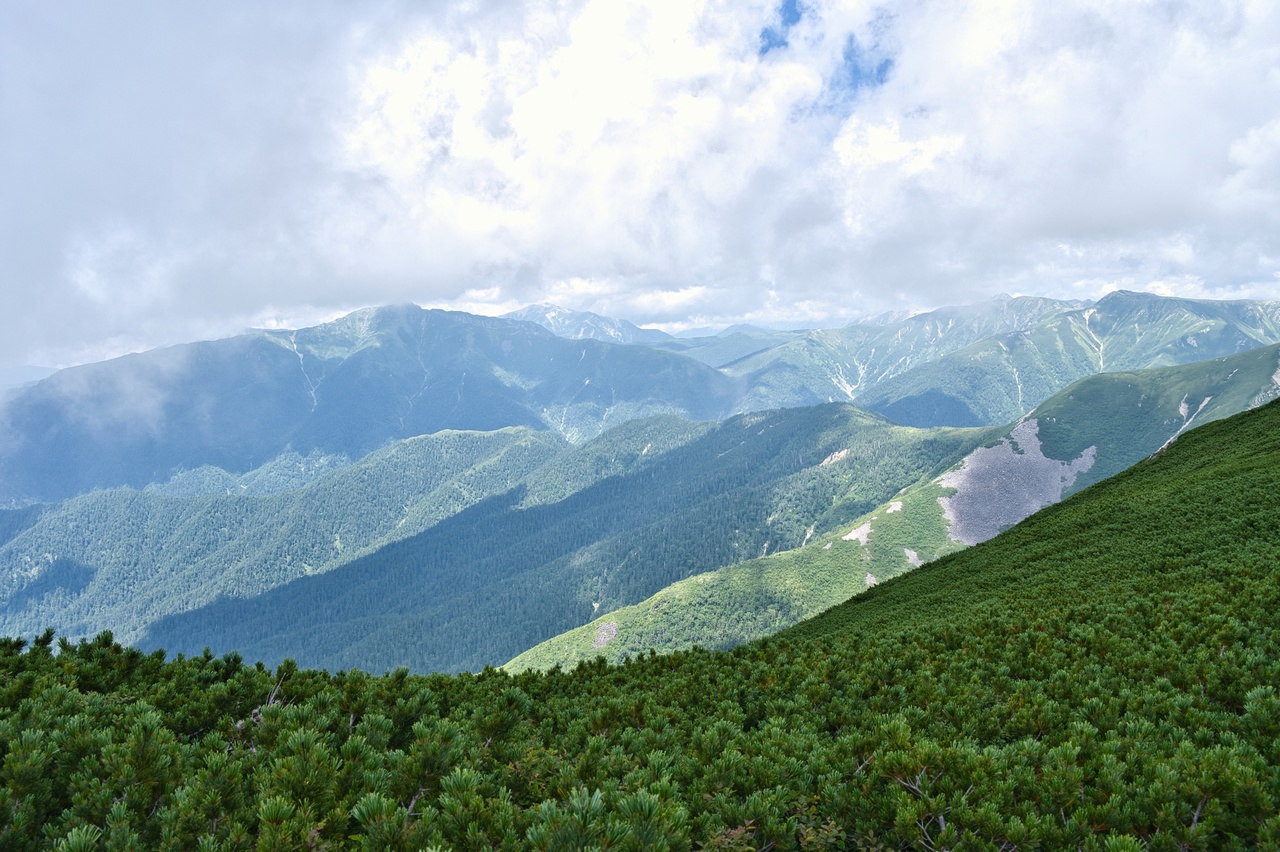 笠ヶ岳の稜線上から見た黒部源流域