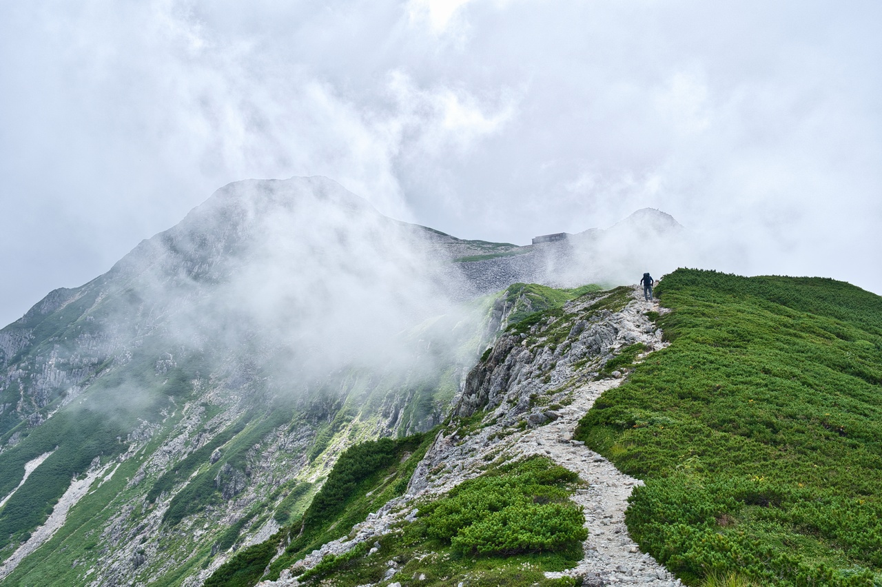 テント場の手前から見た笠ヶ岳の山頂