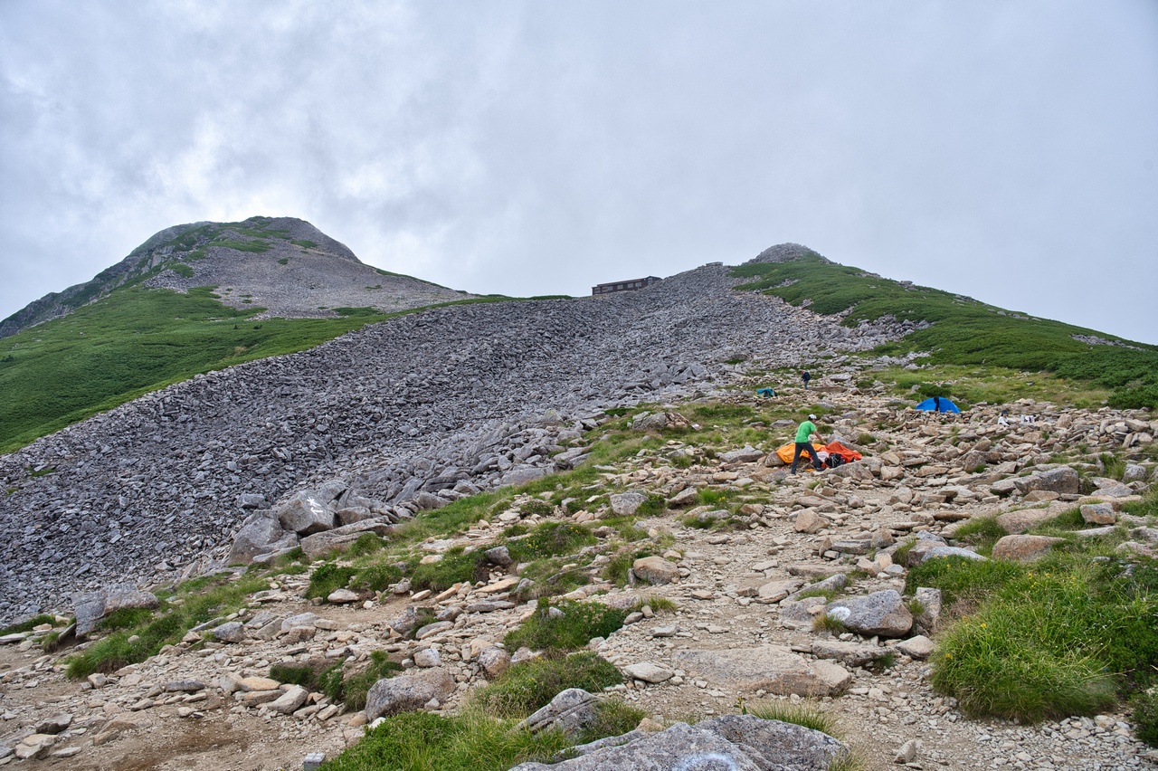 笠ヶ岳テント場から見た笠ヶ岳の山頂