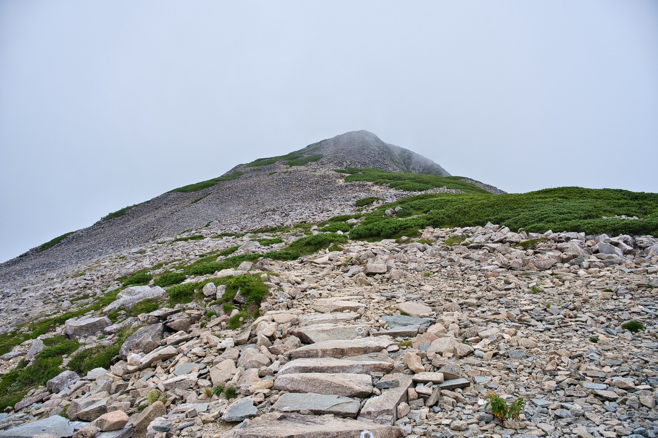 笠ヶ岳の山頂直下