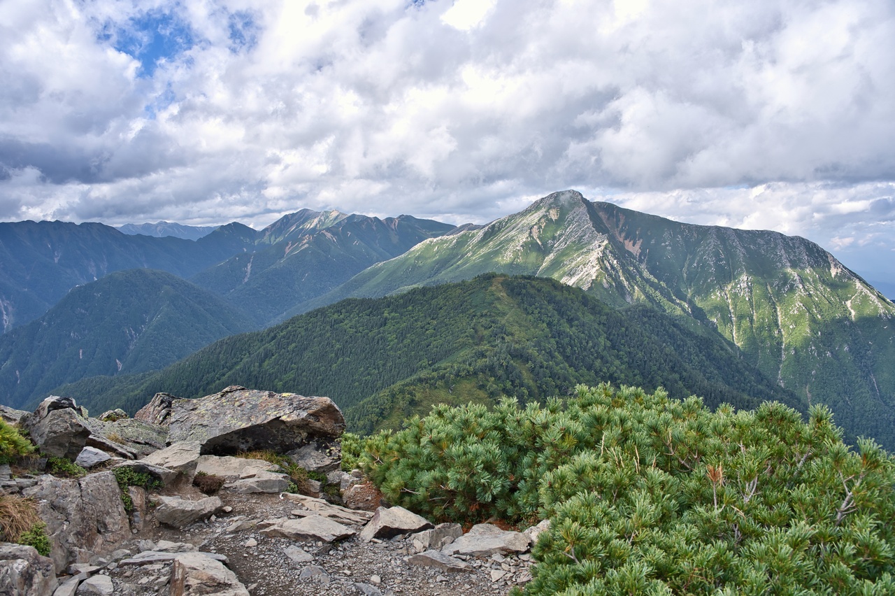 蝶槍から見た常念岳と大天井岳