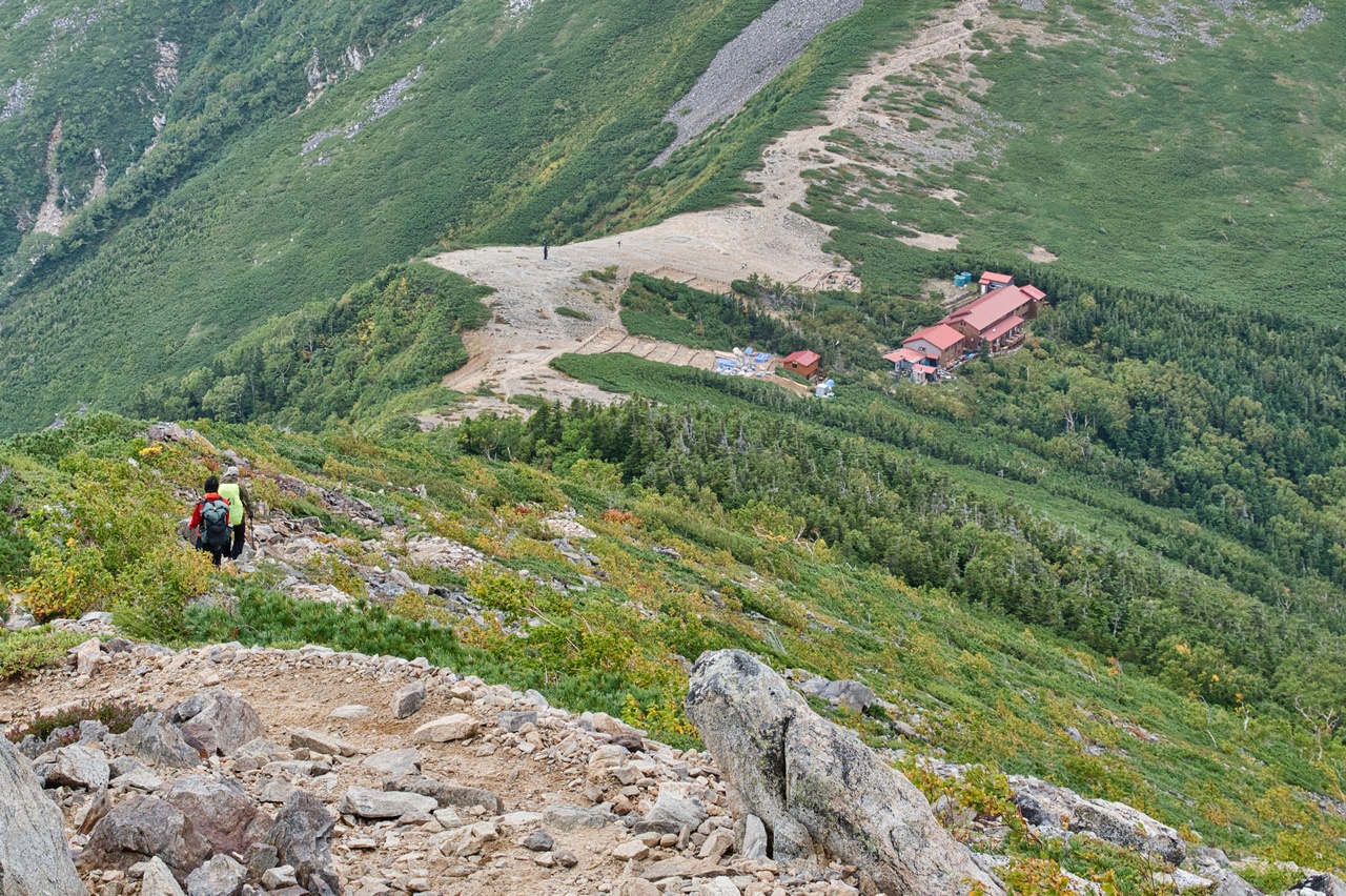 横通岳から見下ろした常念小屋