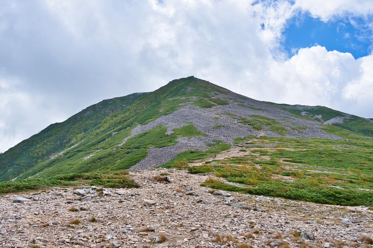 常念乗越から見た常念岳