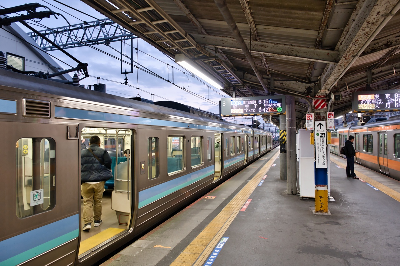 早朝のJR高駅駅ホーム