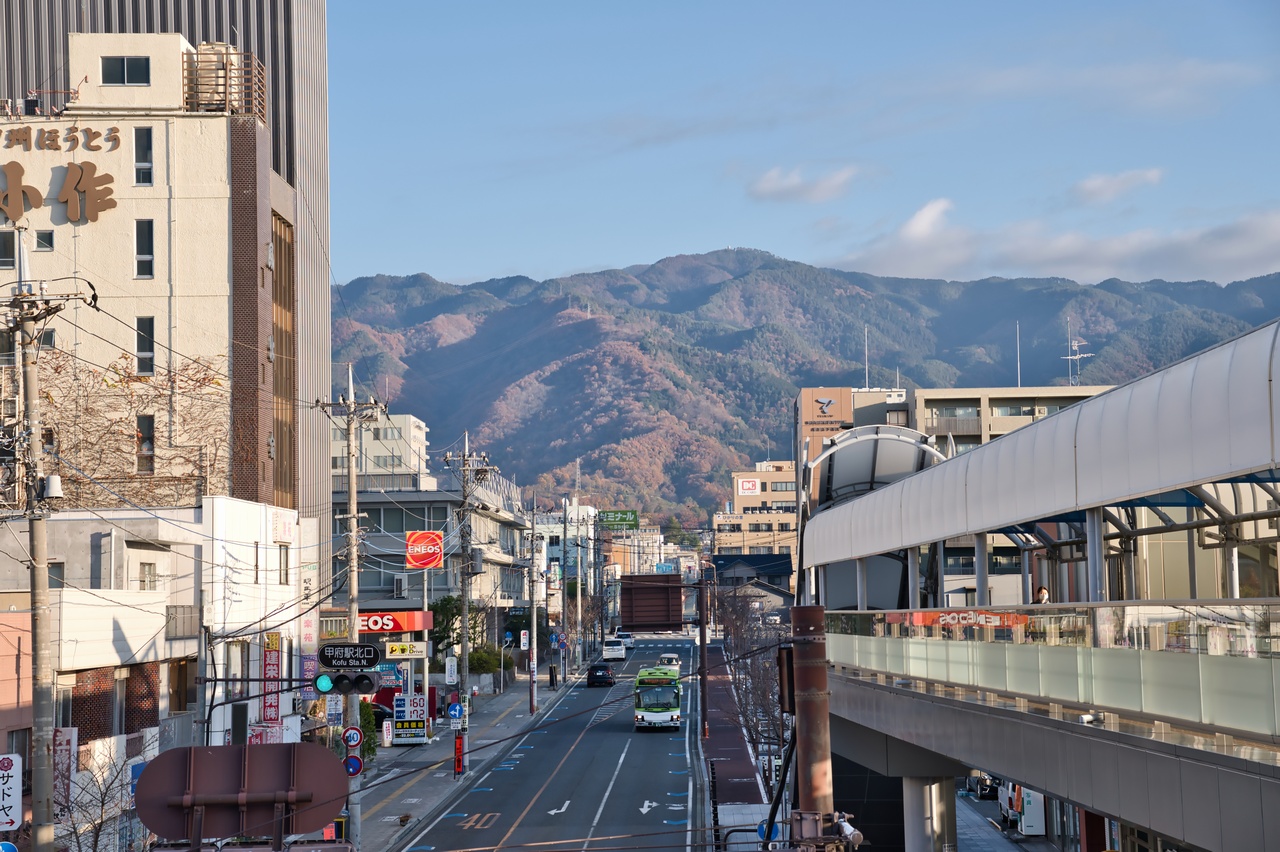 甲府駅の北側に連なる山並み