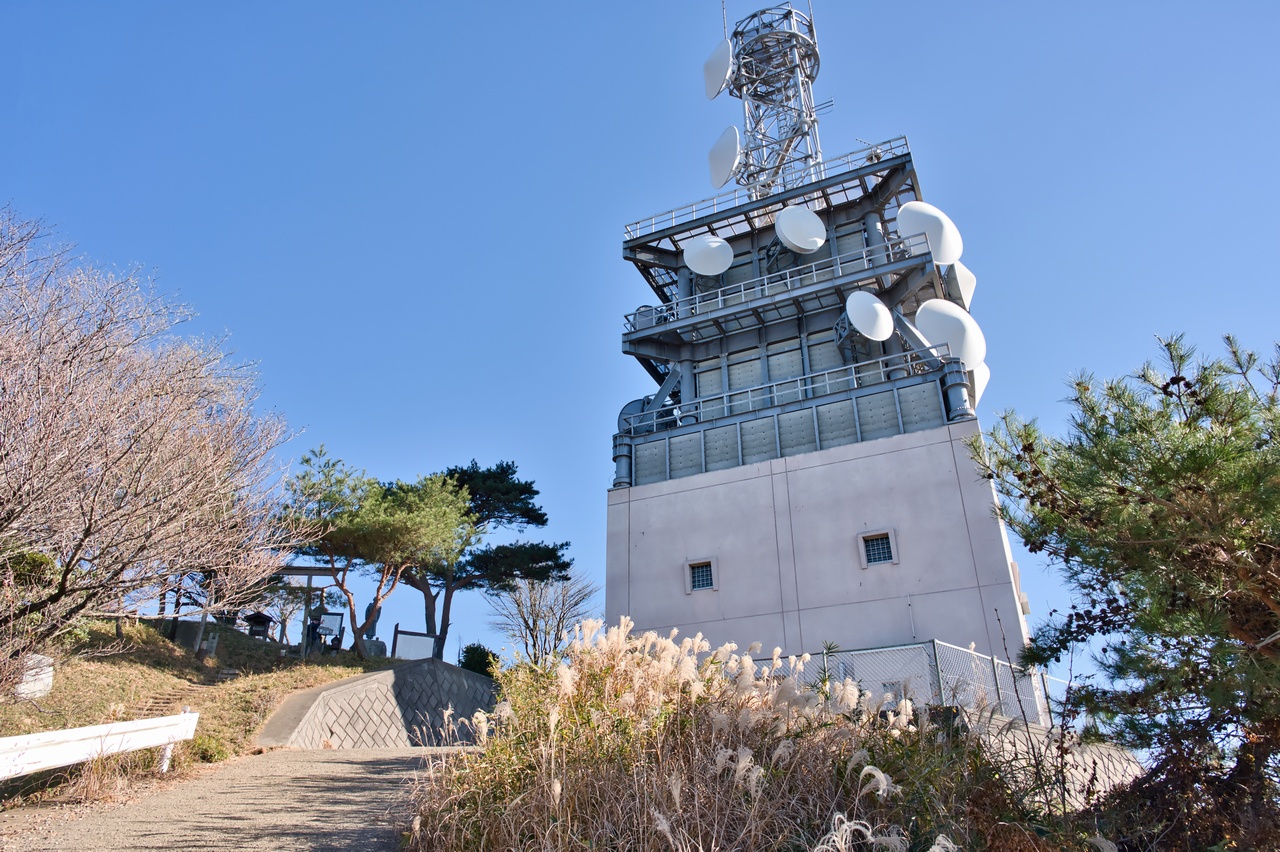 宝篋山山頂のアンテナ塔