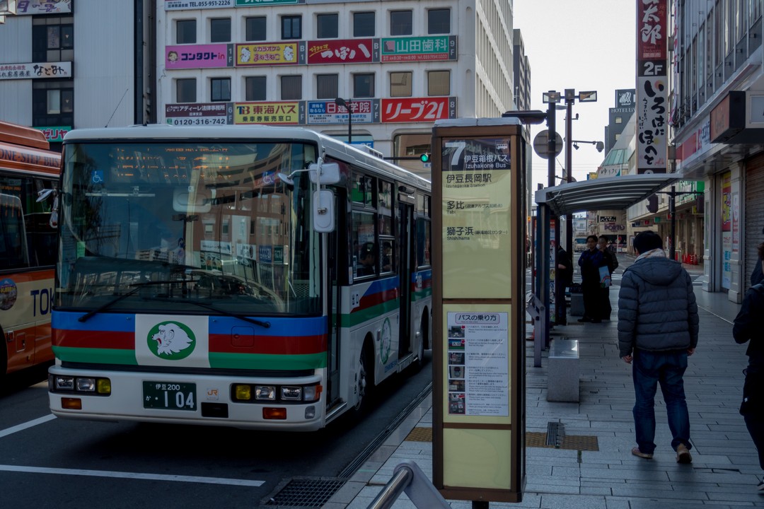 沼津駅のバス乗り場に停車する多比行きの路線バス