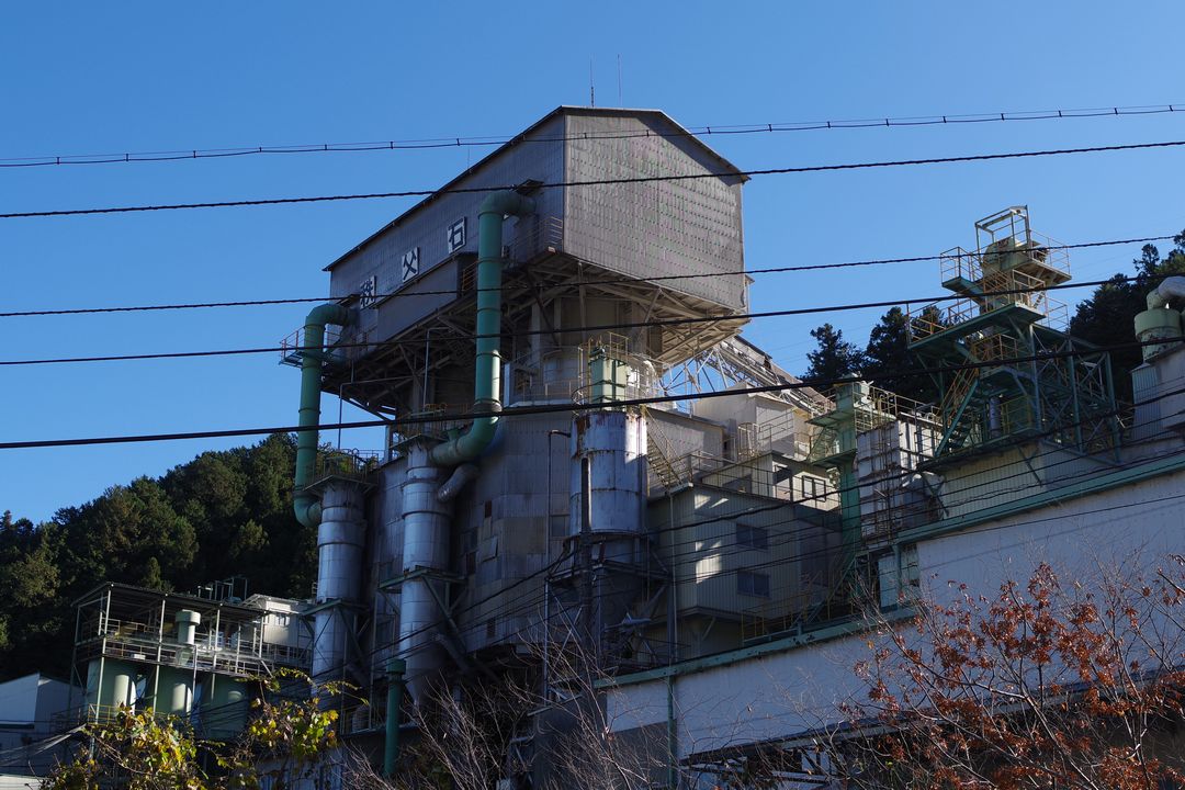 武甲山のセメント工場