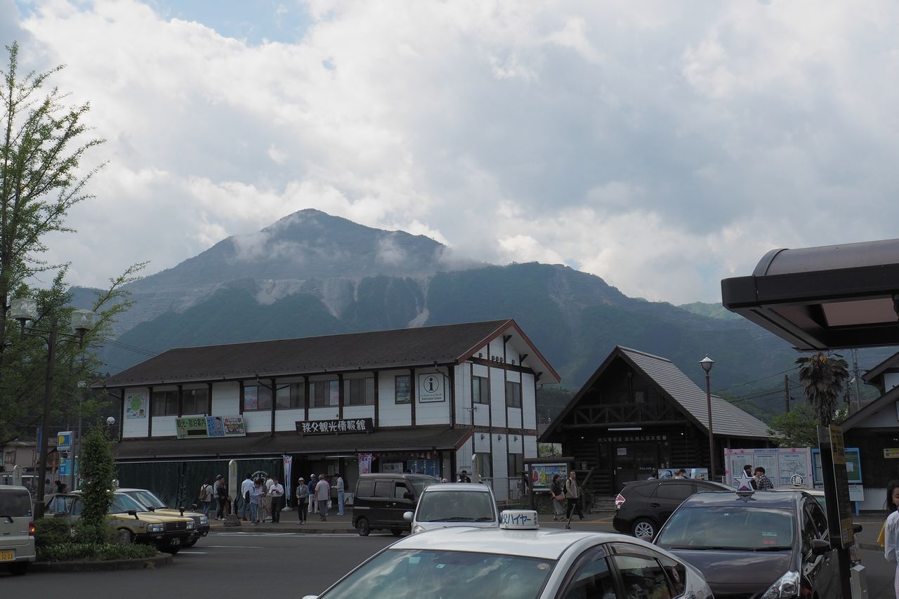 西武秩父駅前から見た武甲山