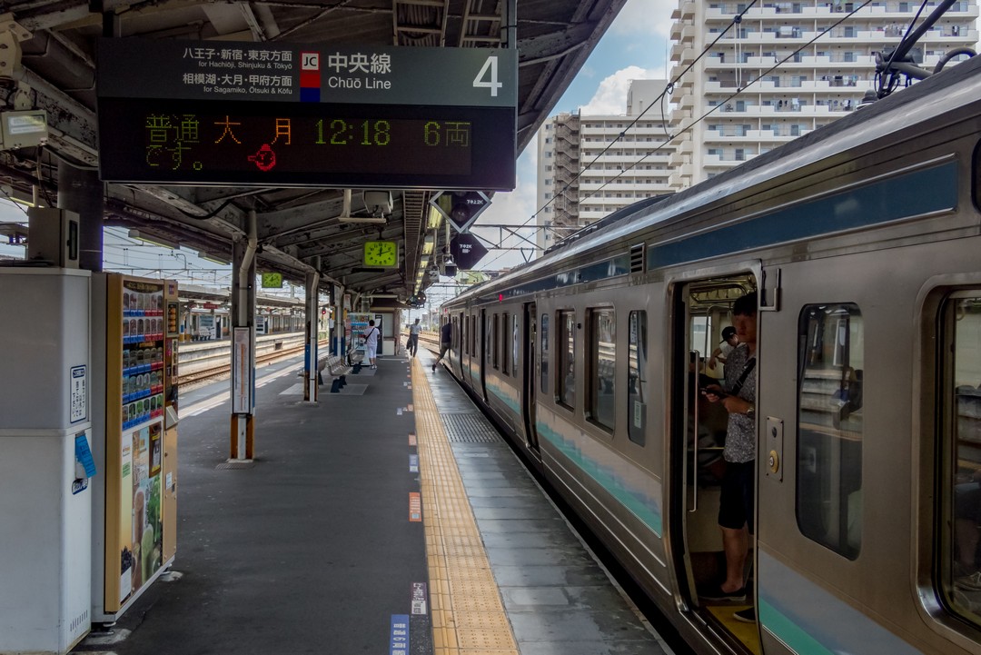 高尾駅に停車する大月行きの普通列車