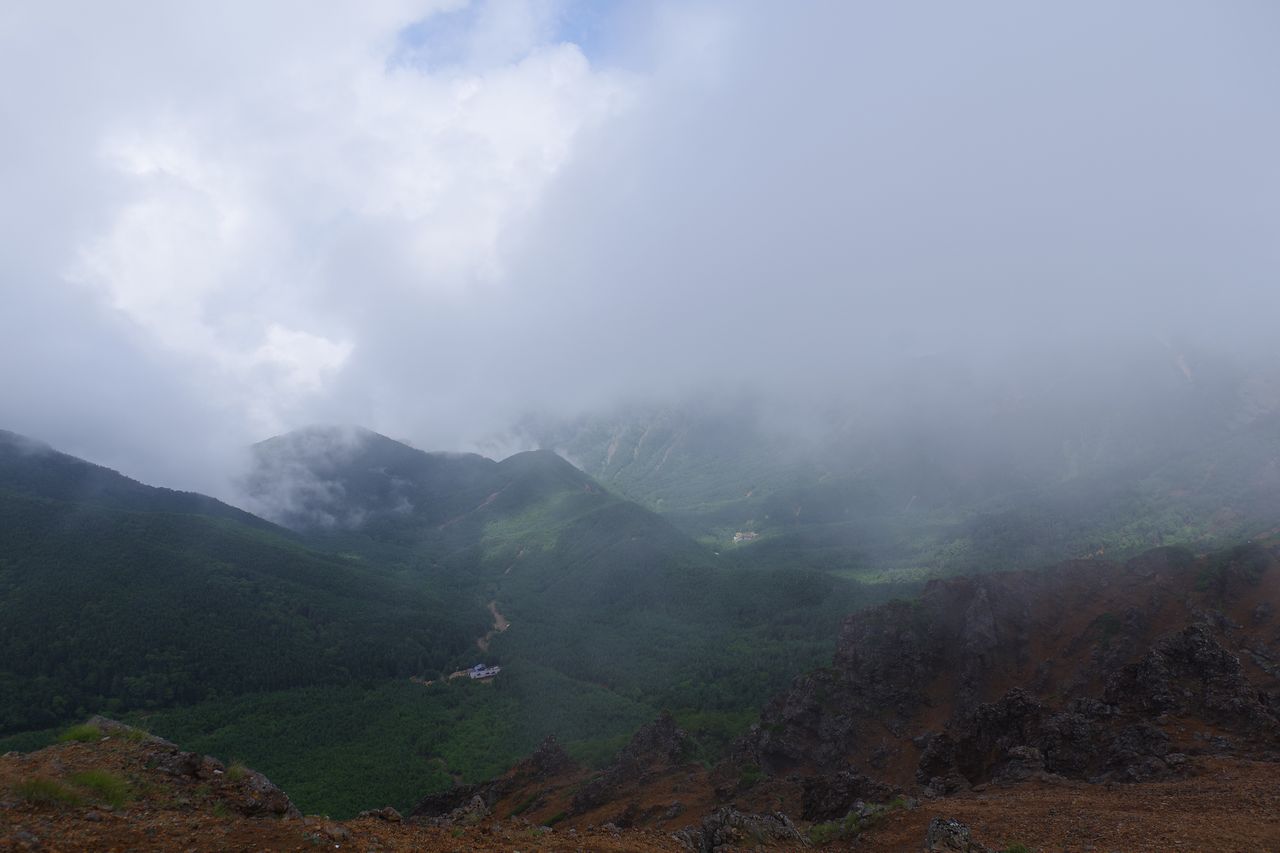 赤岳展望山荘から見た行者小屋と赤岳鉱泉