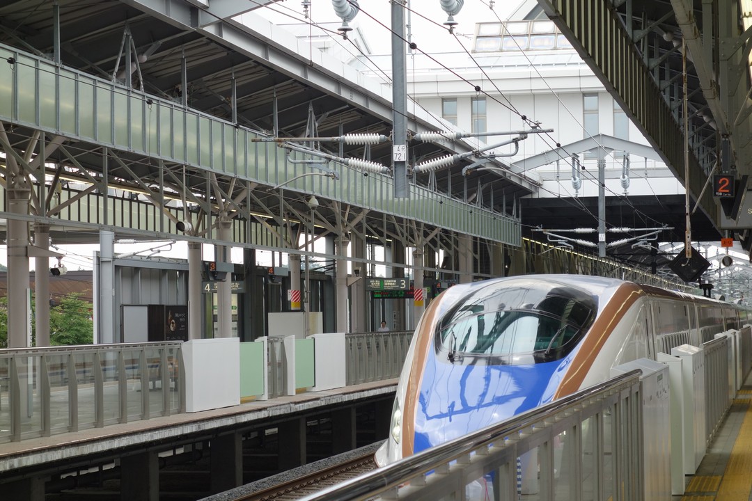 軽井沢駅に入線する北陸新幹線