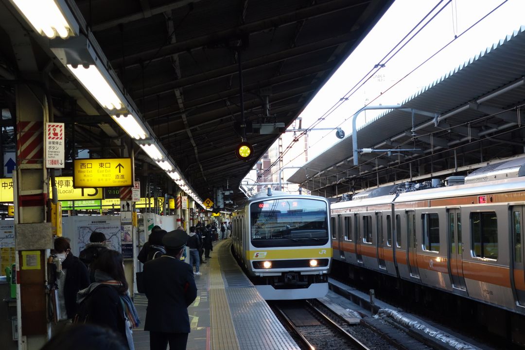 新宿駅のホームに入線する総武線