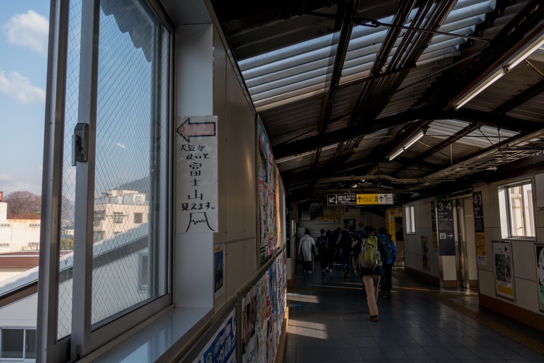 新松田駅の跨線橋の窓