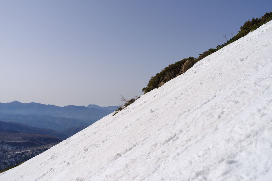 残雪期至仏山の急斜面